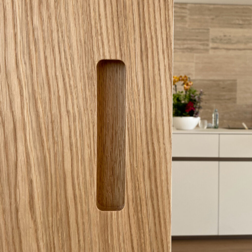 Maniglia fresata su porta in rovere – Dettaglio artigianale