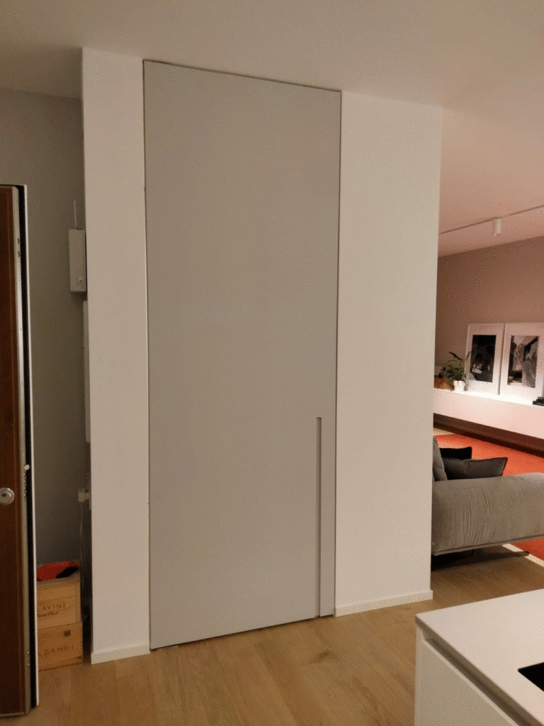 Porta a bilico tutt’altezza con cerniera pivot – Sistema di apertura moderno