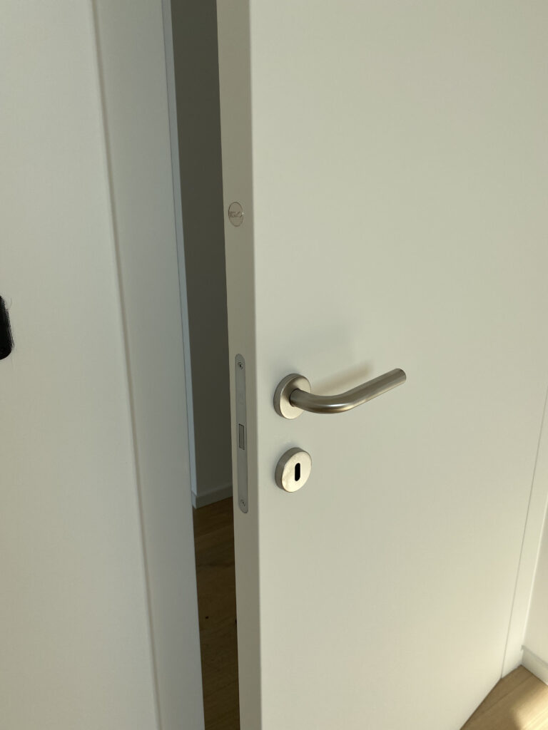 Dettaglio porta laccata con cerniere a scomparsa – Lessio Porte