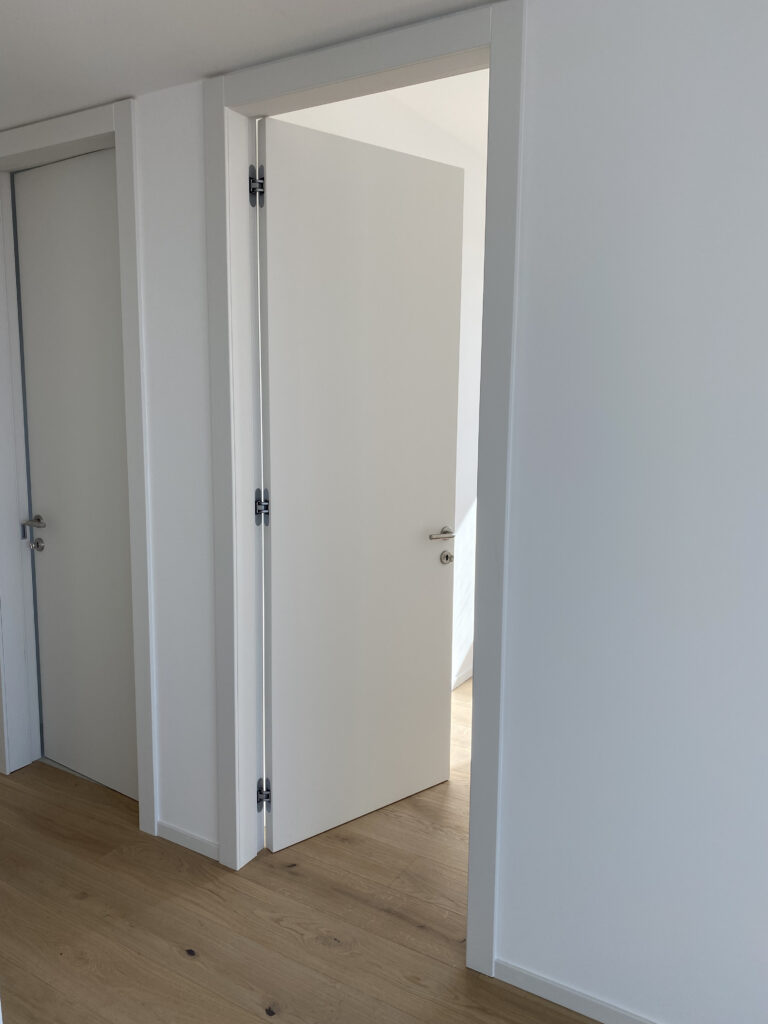 Porta interna con cerniere a scomparsa aperta – Lessio Porte Jesolo