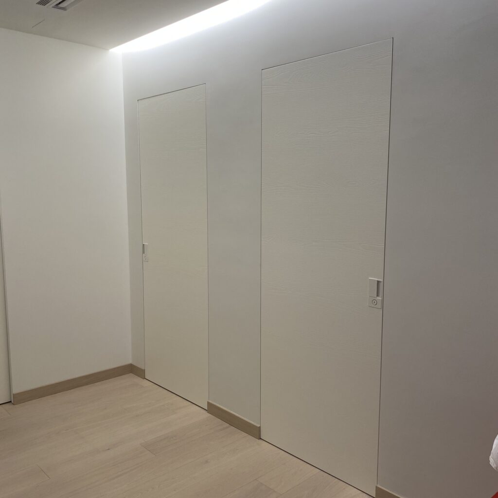 Porta in legno di frassino moderna a Mestre