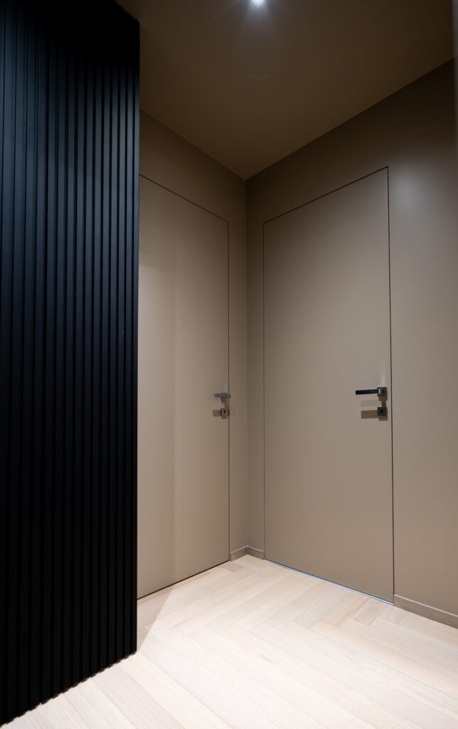 Porta rasomuro dipinta come la parete