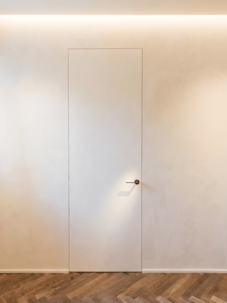 Porta rasomuro dipinta come la parete